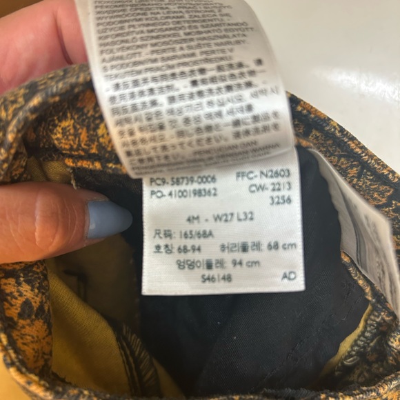 Patterned Levi’s - Picture 7 of 7